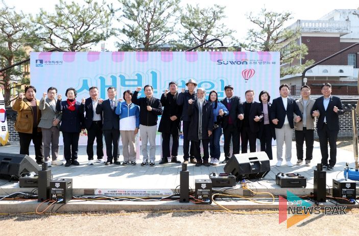 수원특례시의회 기획경제위원회 장정희 위원장을 비롯한 참석자들이 21일 남문 로데오 청소년문화공연장에서 열린 「제7회 새빛세일페스타 수원」 개막 행사에서 기념촬영을 하고 있다