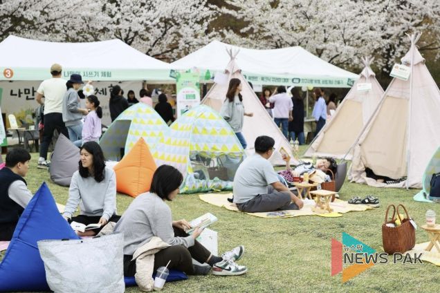 용인특례시는 올해 도서관의 날과 도서관 주간을 맞아 갖가지 독서문화행사를 연다. 사진은 지난해 기흥구 만골근린공원에서 도서관의 날 기념으로 열린 '공원에서 즐기는 도서관' 행사 모습