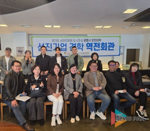 ‘장인대학’ 교육생들이 지난 24일 서울의 유명 맛집인 ‘역전회관’을 방문해 기념사진을 촬영하고 있다.