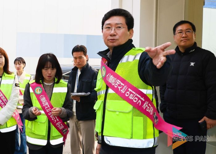 26일 포곡초후문 인근에서 이상일 시장이 통학로를 점검하고 있다