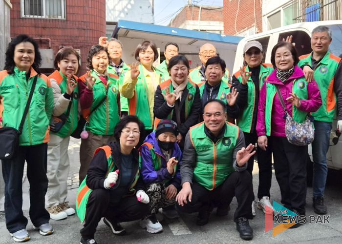 광명시 광명3동 행정복지센터는 지난 24일과 25일 양일간 쾌적하고 안전한 주거환경 조성을 위해 ‘2026년 봄맞이 대청소’를 실시했다.