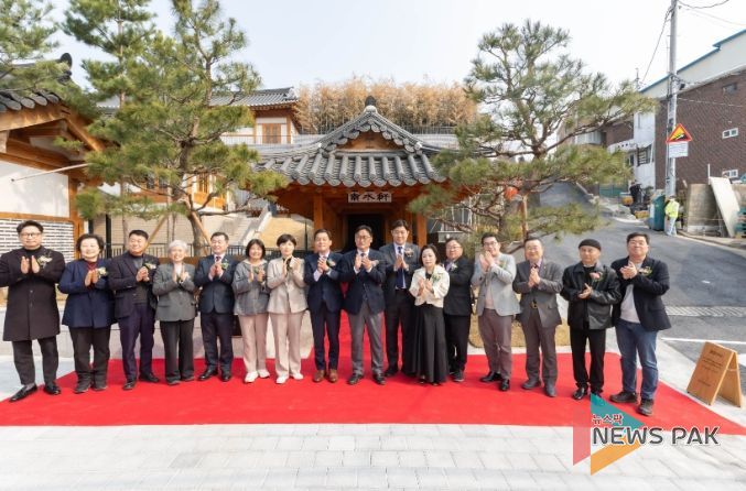 이재준 시장(왼쪽 8번째) 등 참석자들이 함께하고 있다.