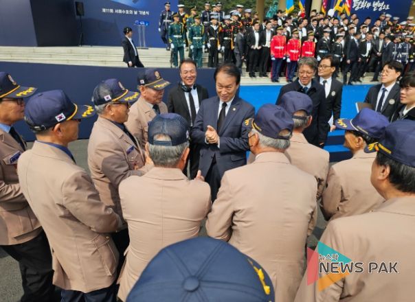 권오을 국가보훈부 장관이 경기북부보훈지청 전적지 순례단 유공자들을 격려하며 환담하고 있다.