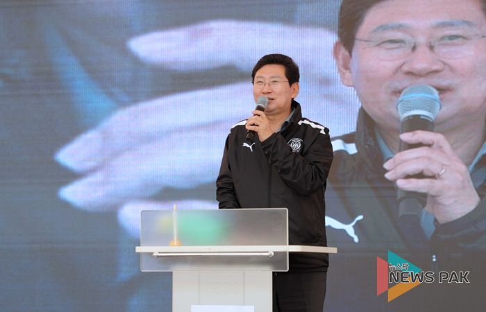 28일 동백호수공원에서 열린 동백2동 주민자치 작품발표회에 참석한 이상일 시장이 축사를 하고 있다