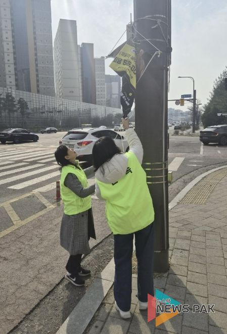 수원시 영통구, 개학기 맞아 불법광고물 일제정비 실시