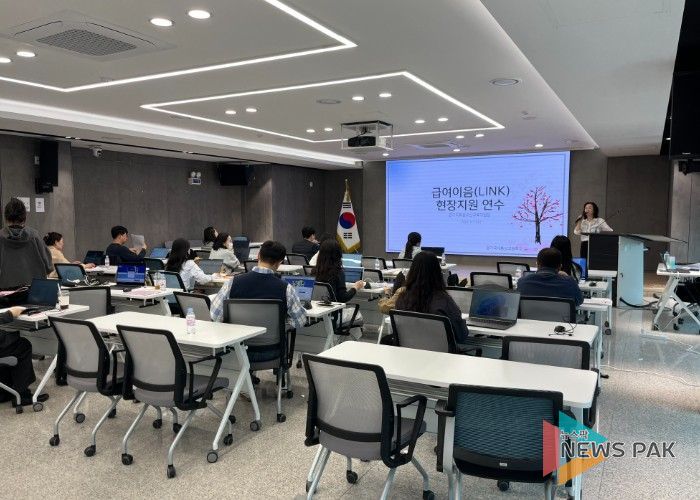 우측의 김정민 강사가 교육공무직원 급여이음(LINK) 현장지원 연수를 진행하고 있다.(사진=연수 현장)