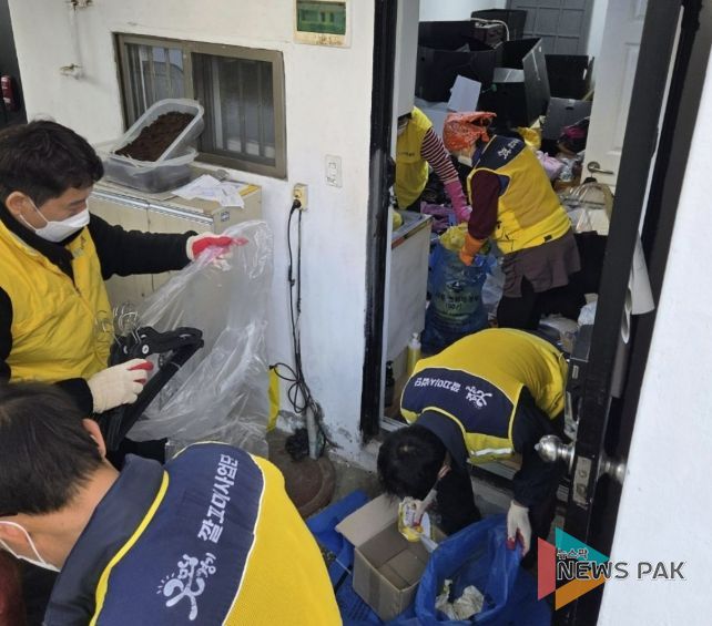 수원시 팔달구 화서1동 지역사회보장협의체, 쓰레기 적치 위기가구 주거환경 개선 지원