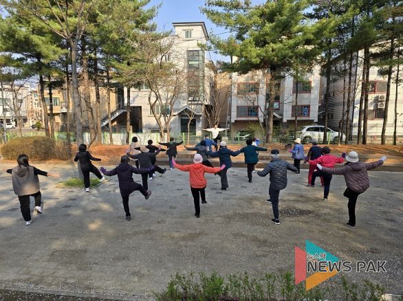 오산종합사회복지관, 운암제1어린이공원서 ‘함께 숨쉬는 공원 기체조’ 운영