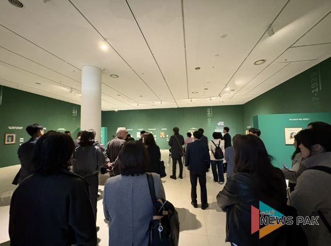 《FACE : 문인 - 시대를 담은 얼굴들》 전시장 관람 사진