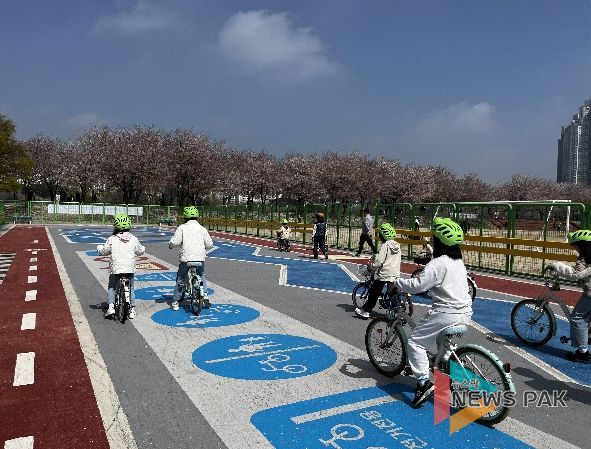 수원시가 만석공원 자전거교육장에서 ‘자전거 안전교육’을 운영하고 있다.