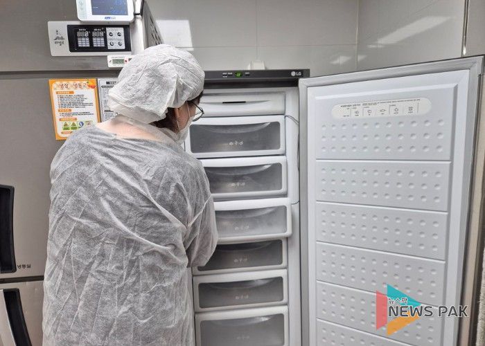 관내 집단급식소를 대상으로 식중독 점검을 진행하고 있다.