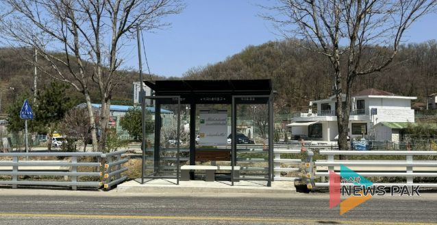 승강장 시설과 온열 의자가 설치된 지곡1새마을교 버스 정류장