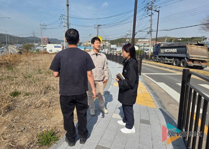 최병주 효행구청장이 삼천병마로 일원 집중관리구역에서 도로변 잡초 및 쓰레기 등 환경 저해 요소를 살피며 현장 점검을 실시하고 있다