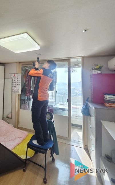 청각장애인 가구에 소방시설을 설치하고 있다