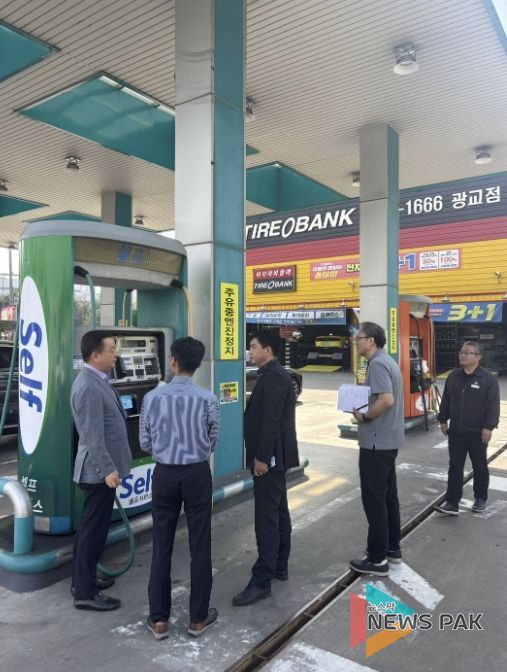 권혁주 수원시 환경국장(왼쪽 세 번째)이 동수원 톨게이트 인근 주유소에서 현장 점검을 하고 있다.