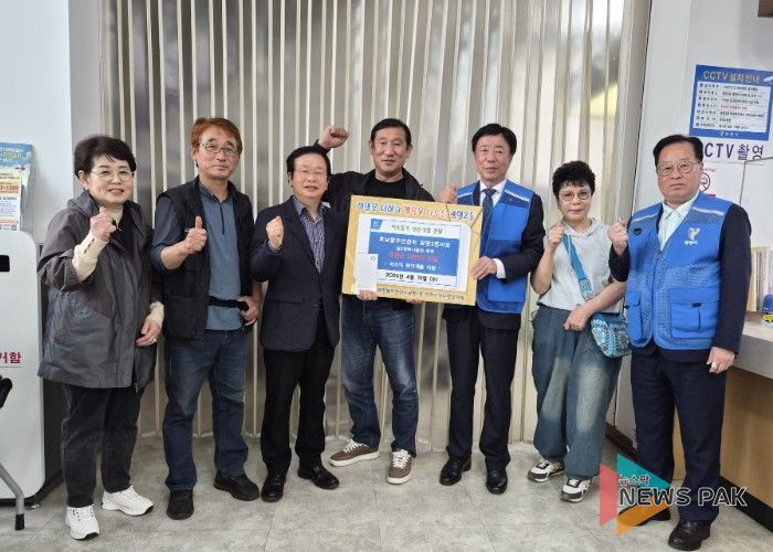 광명시 광명2동 지역사회보장협의체는 지난 15일 광명시 호남향우연합회 광명2동지회로부터 어려운 이웃 지원을 위한 후원금 50만 원을 전달받았다.