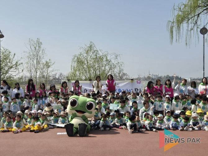 수원새빛형어린이집 원아들과 교직원들이 공원에서 ‘다가치 인성활동’에 참여해 기념촬영을 하고 있다.