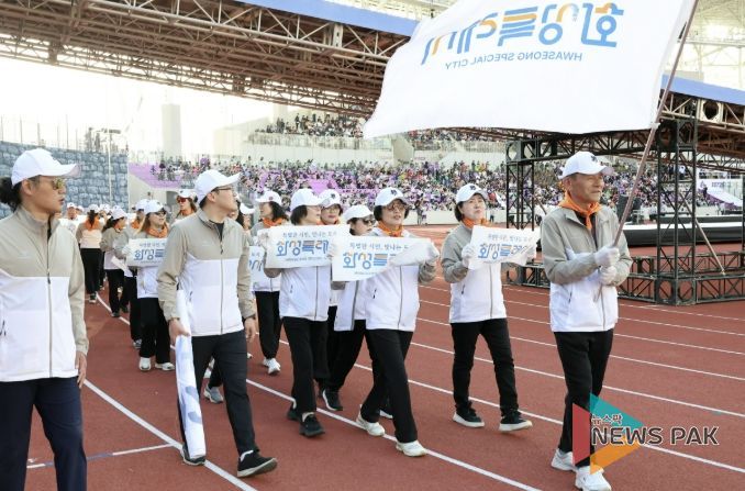 화성특례시 선수단이 ‘제72회 경기도체육대회’ 개회식에서 시기를 앞세우고 입장 행진을 하고 있다